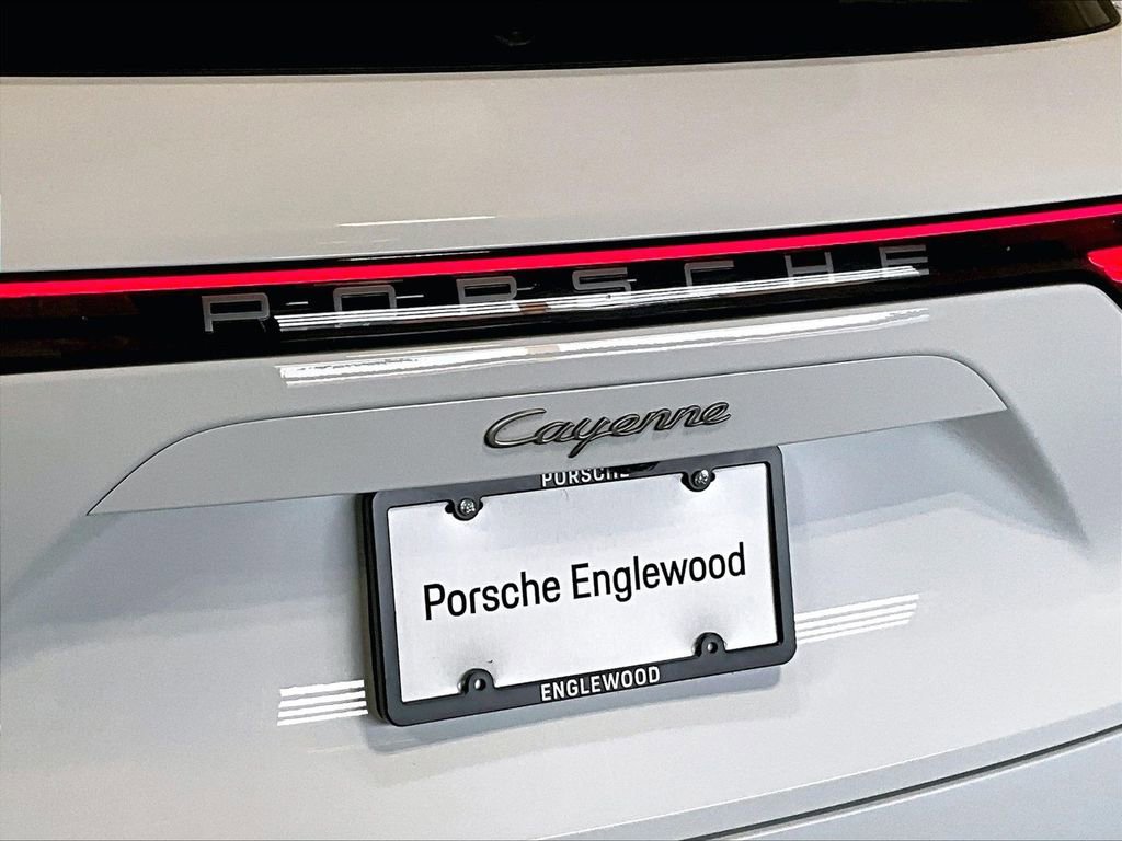 Certified 2023 Porsche Cayenne Platinum Edition image 33