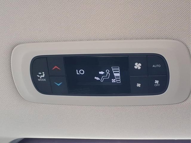 Used 2024 Chrysler Pacifica Select image 22