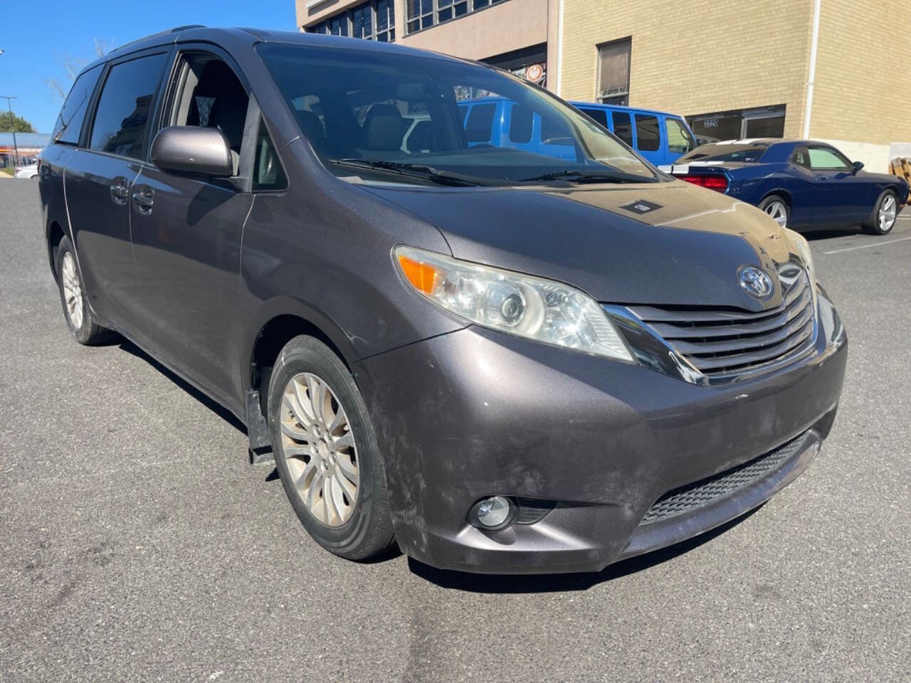 Used 2015 Toyota Sienna XLE w/ XLE Navigation Package FWD image 6