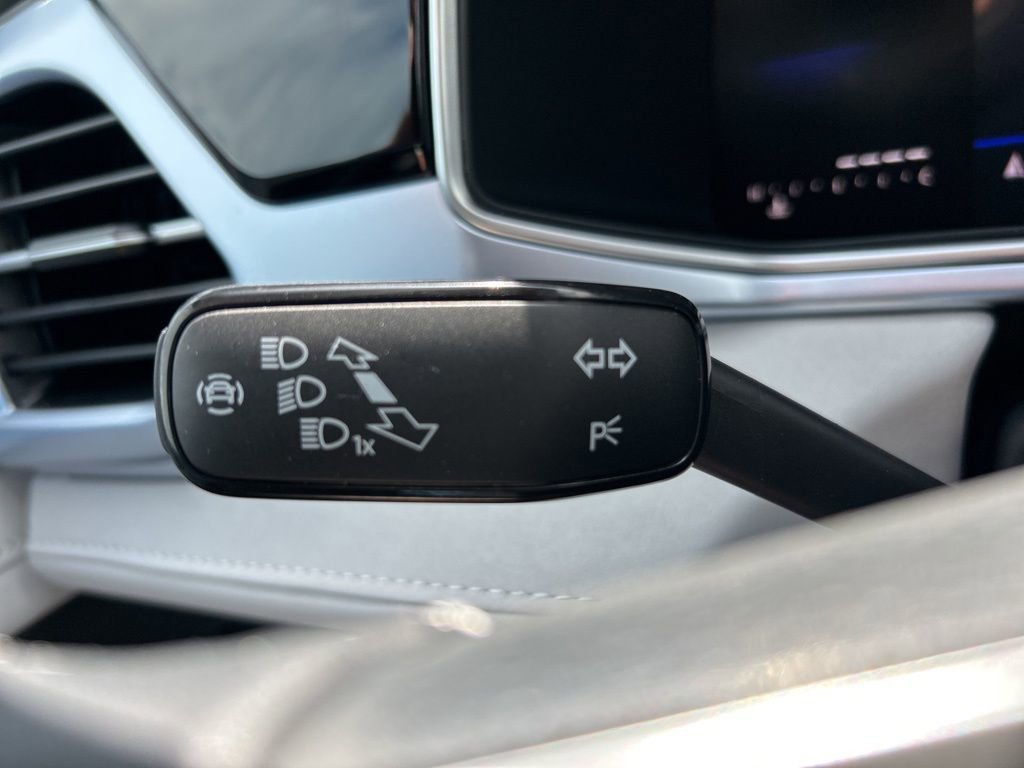 Used 2025 Volkswagen Taos SE image 22