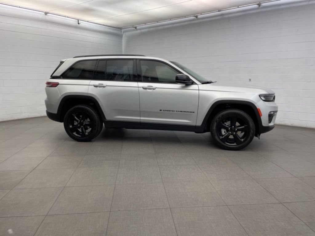 New 2025 Jeep Grand Cherokee Limited w/ Luxury Tech Group II RWD image 2