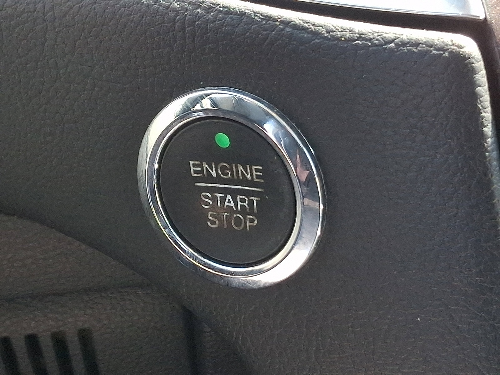 Used 2016 Ford Edge Titanium w/ Equipment Group 301A AWD/4WD image 25