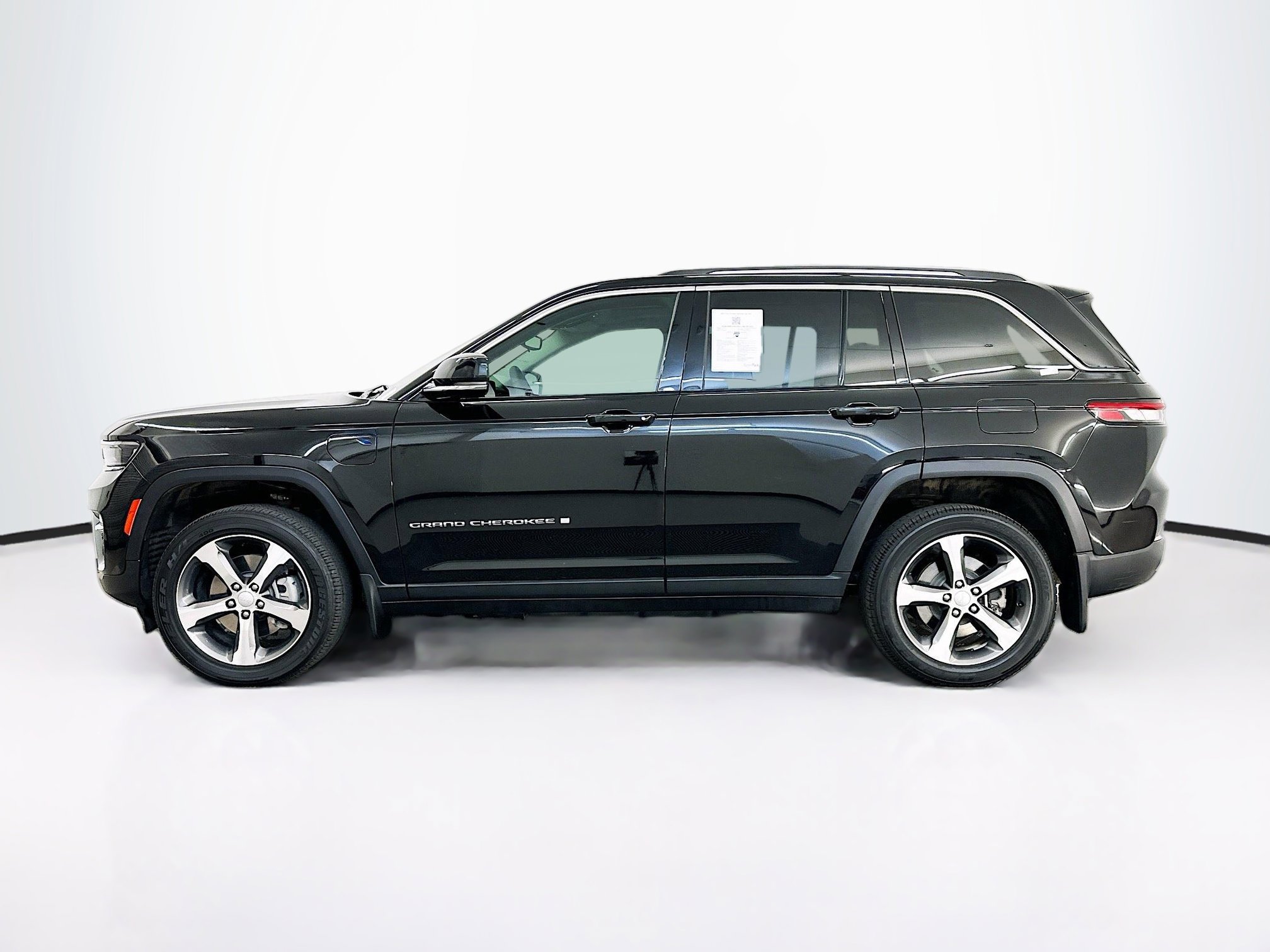Used 2022 Jeep Grand Cherokee Limited 4xe w/ MOPAR Finishing Package image 4
