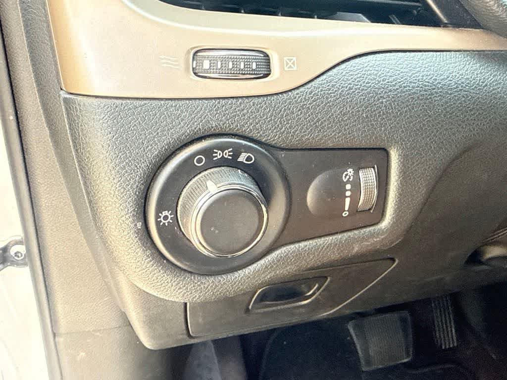 Used 2016 Jeep Cherokee Sport FWD image 19