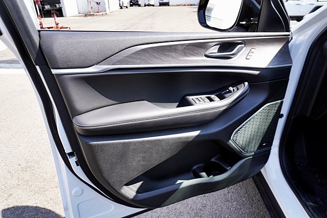 New 2023 Jeep Grand Cherokee Limited 4xe image 25