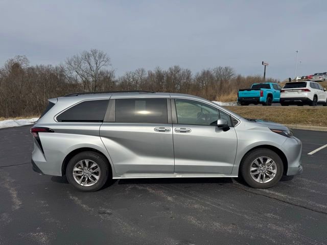 Used 2024 Toyota Sienna XLE image 2