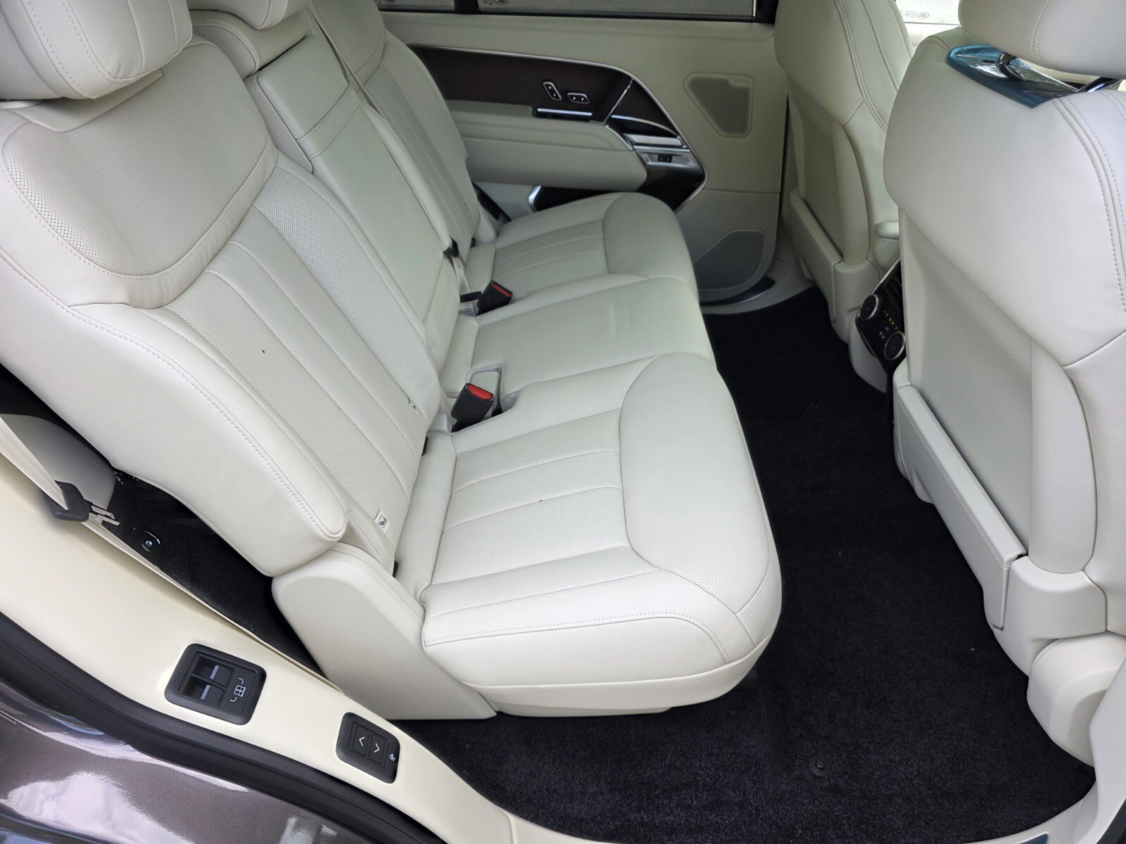 New 2026 Land Rover Range Rover Long Wheelbase SE AWD/4WD image 5