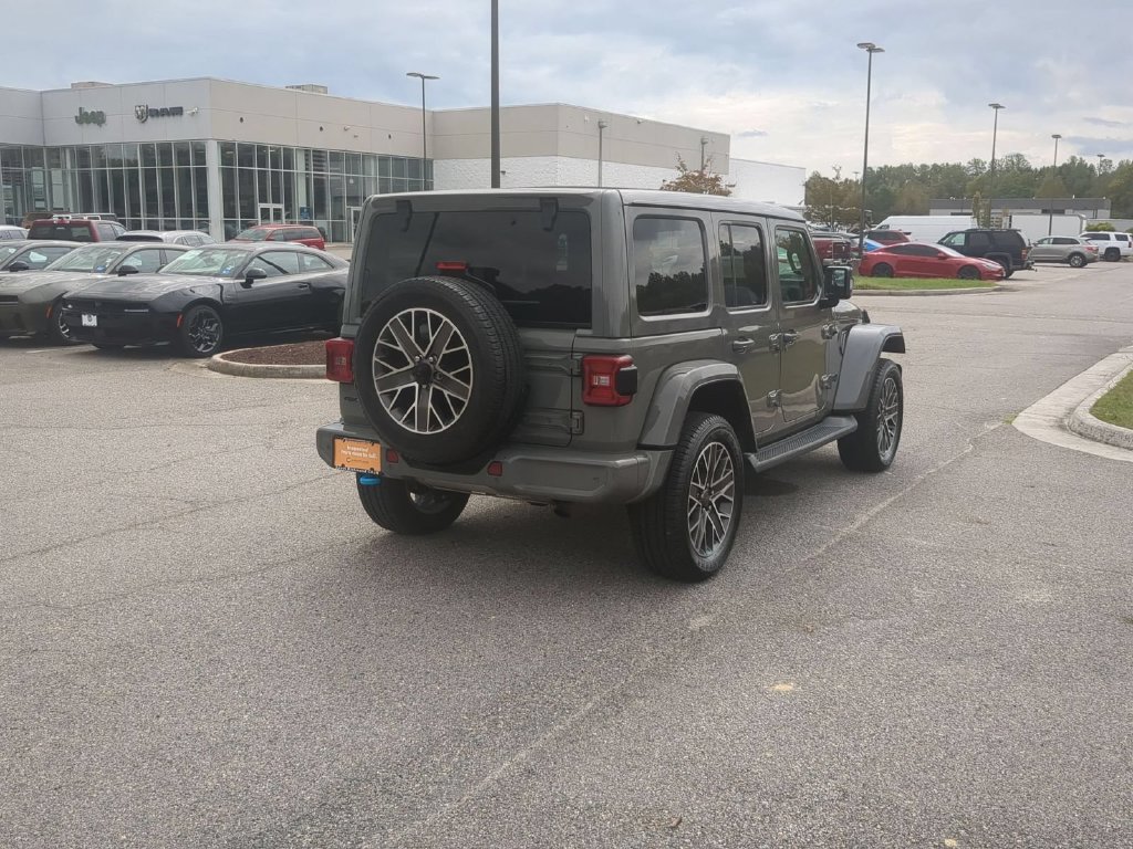 Used 2022 Jeep Wrangler Unlimited Sahara AWD/4WD image 5