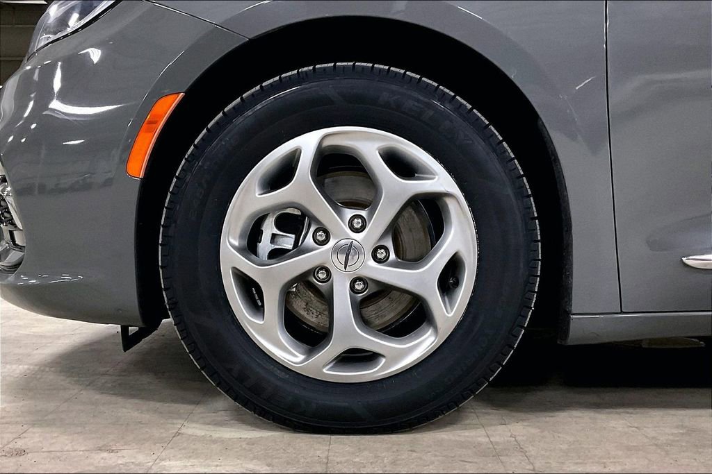 Used 2023 Chrysler Pacifica Limited image 9