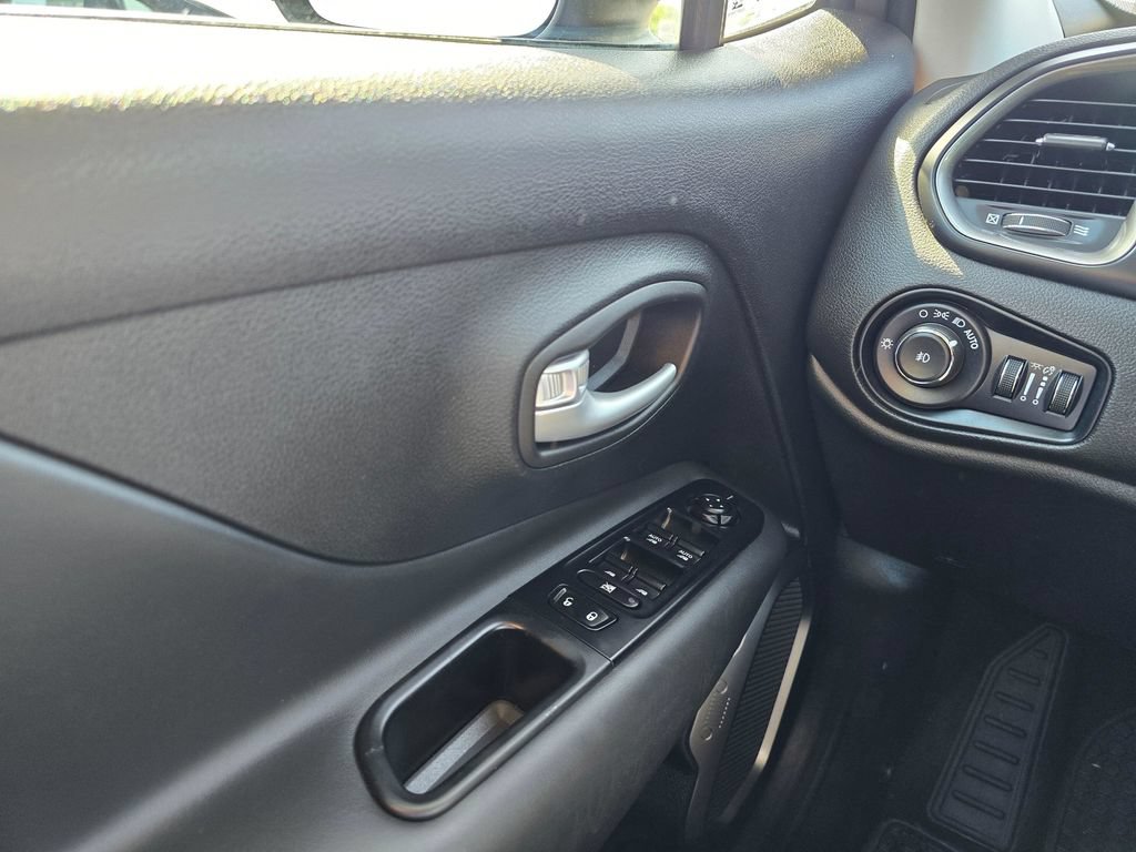 Used 2023 Jeep Renegade Latitude w/ Sun/Sound Group AWD/4WD image 34