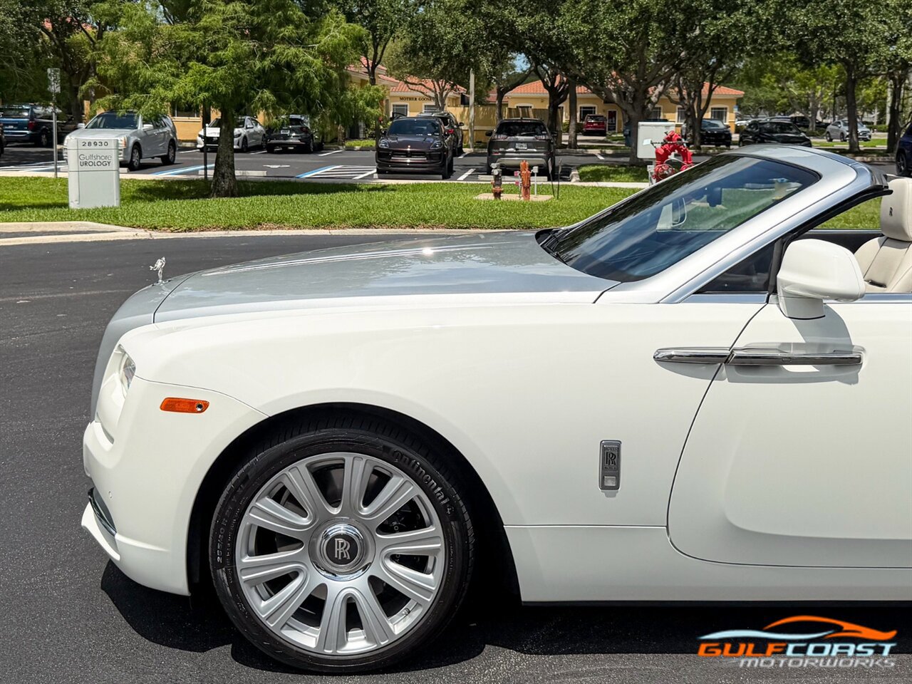 Used 2017 Rolls-Royce Dawn RWD image 45