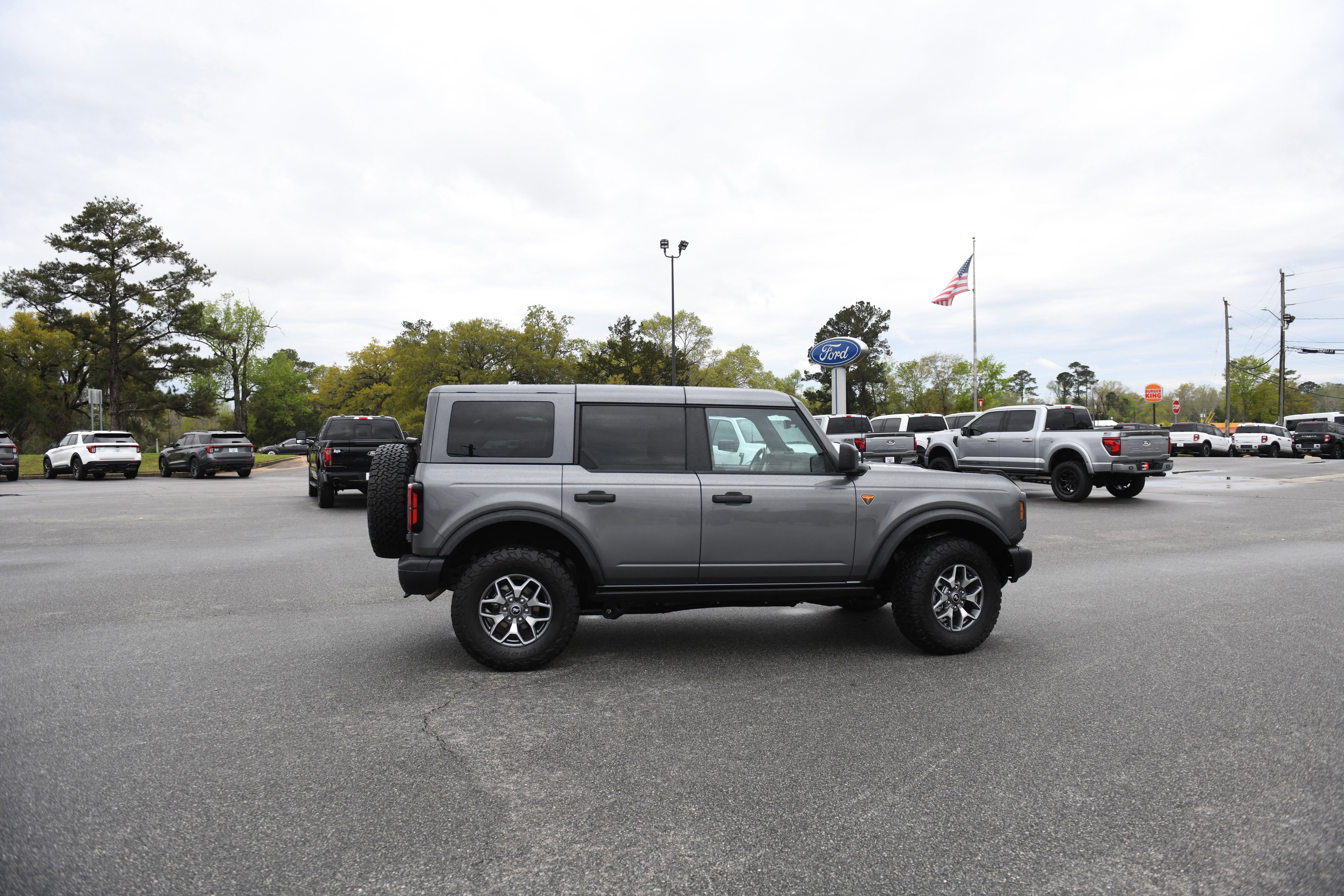 Used 2025 Ford Bronco Badlands image 2