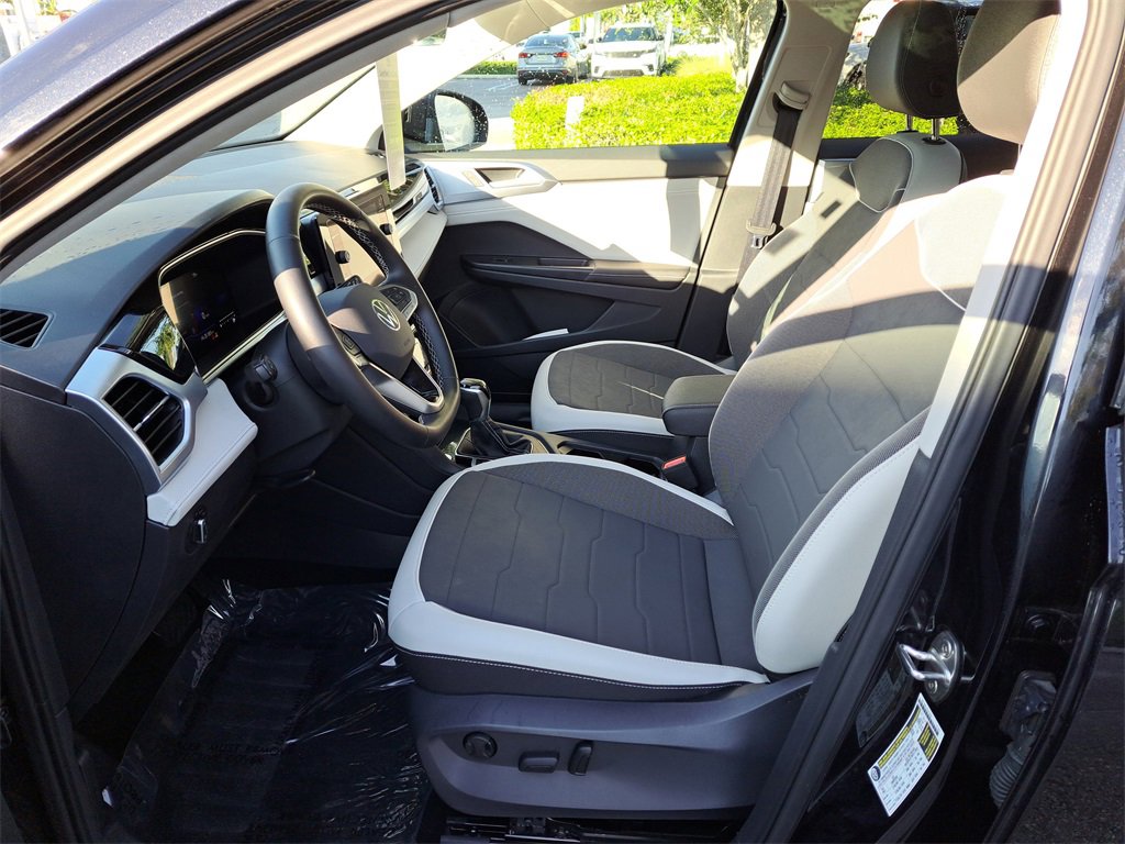 Certified 2025 Volkswagen Taos SE w/ Panoramic Sunroof Package image 13