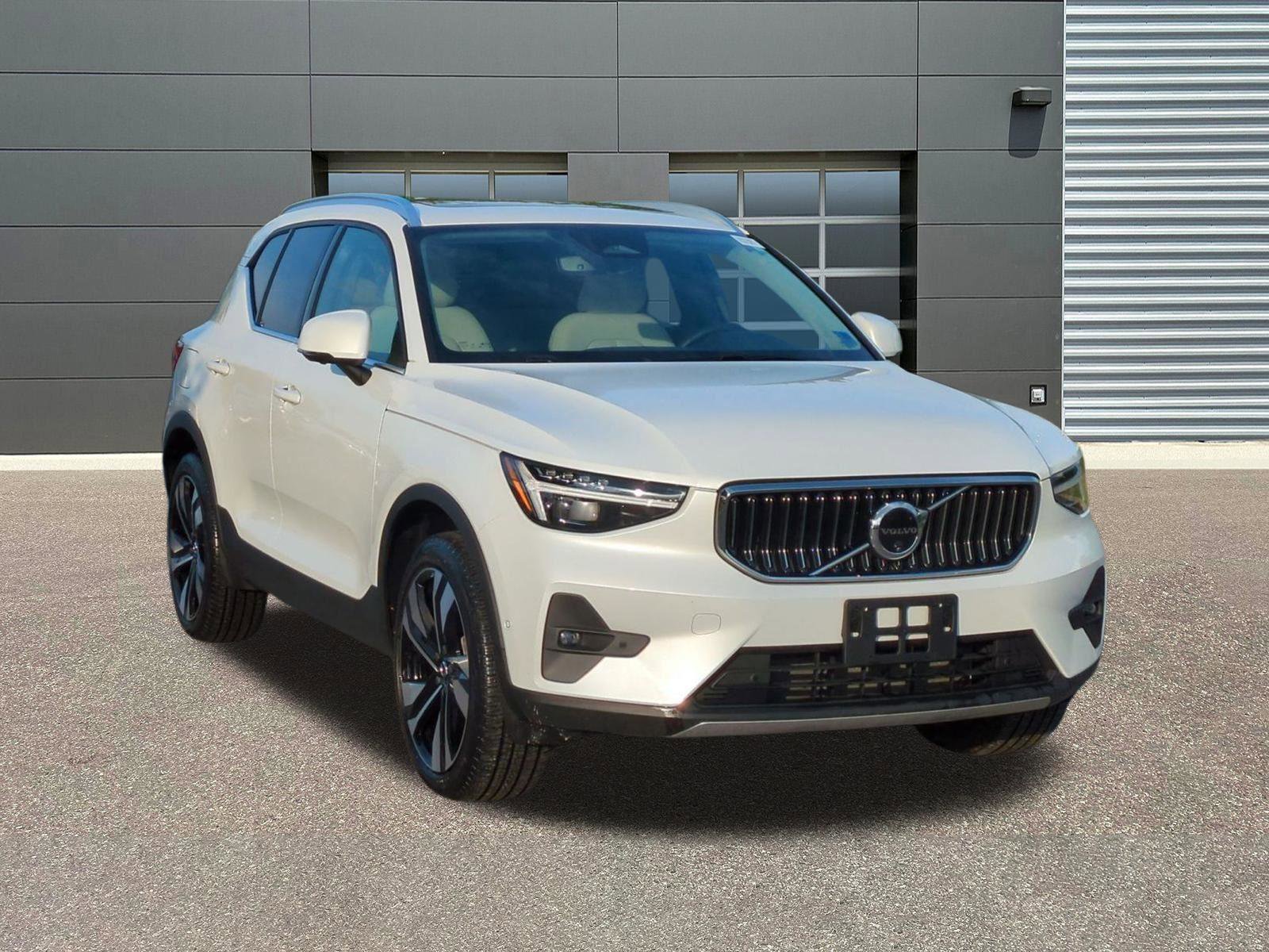 Used 2025 Volvo XC40 B5 Ultra w/ Climate Package