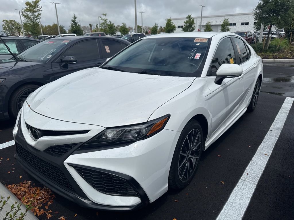 Used 2024 Toyota Camry SE FWD image 1