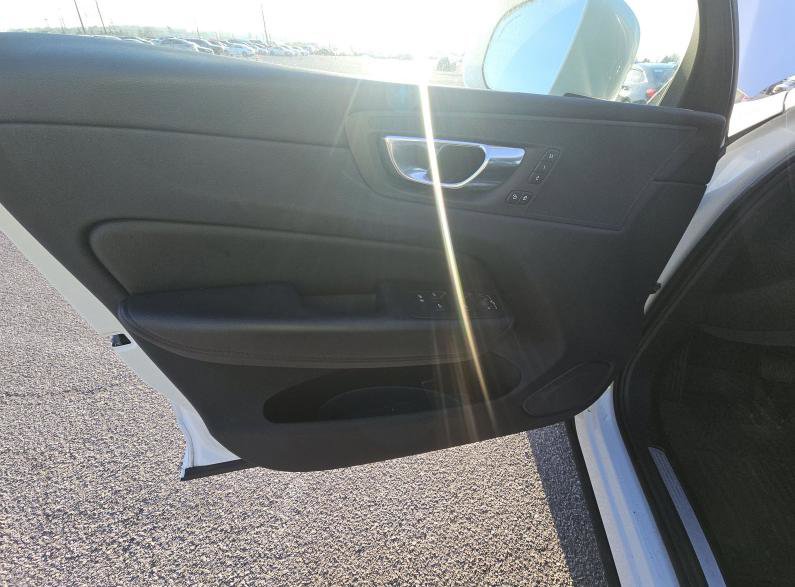 Certified 2023 Volvo XC60 B5 Plus AWD/4WD image 11