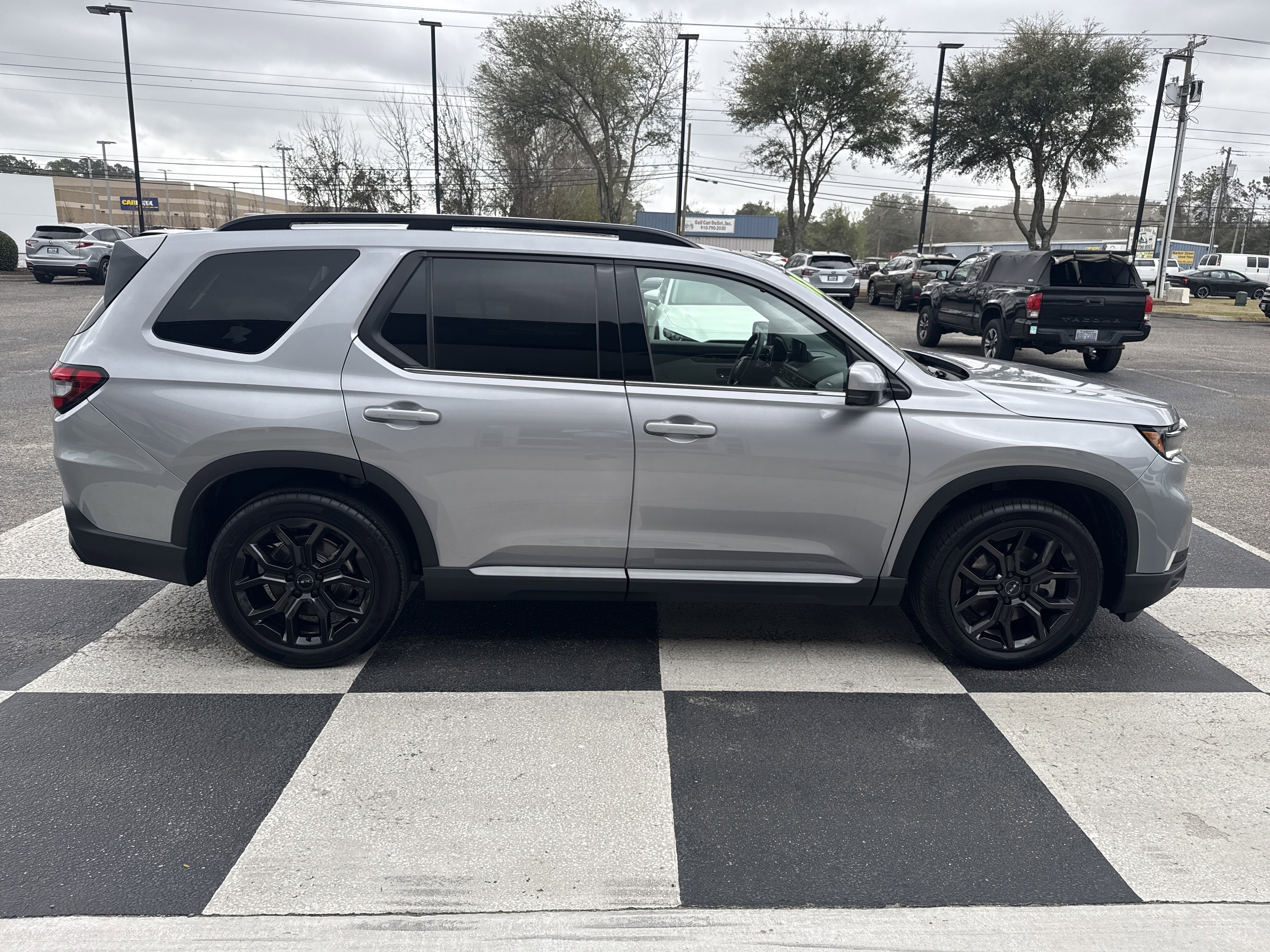 Used 2025 Honda Pilot Touring image 3