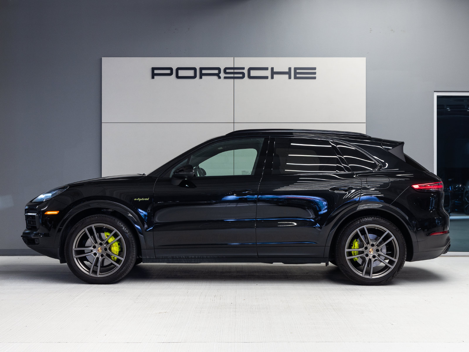Certified 2023 Porsche Cayenne Platinum Edition AWD/4WD image 2