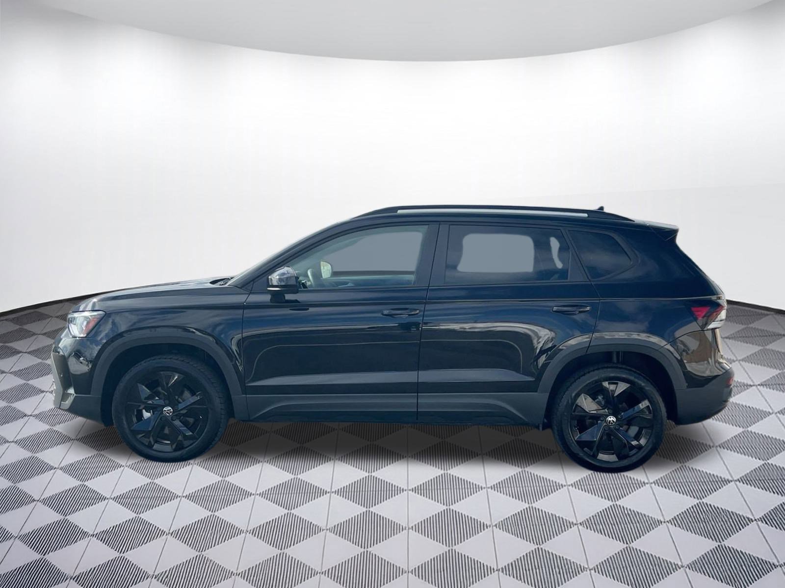 Used 2025 Volkswagen Taos SE image 2