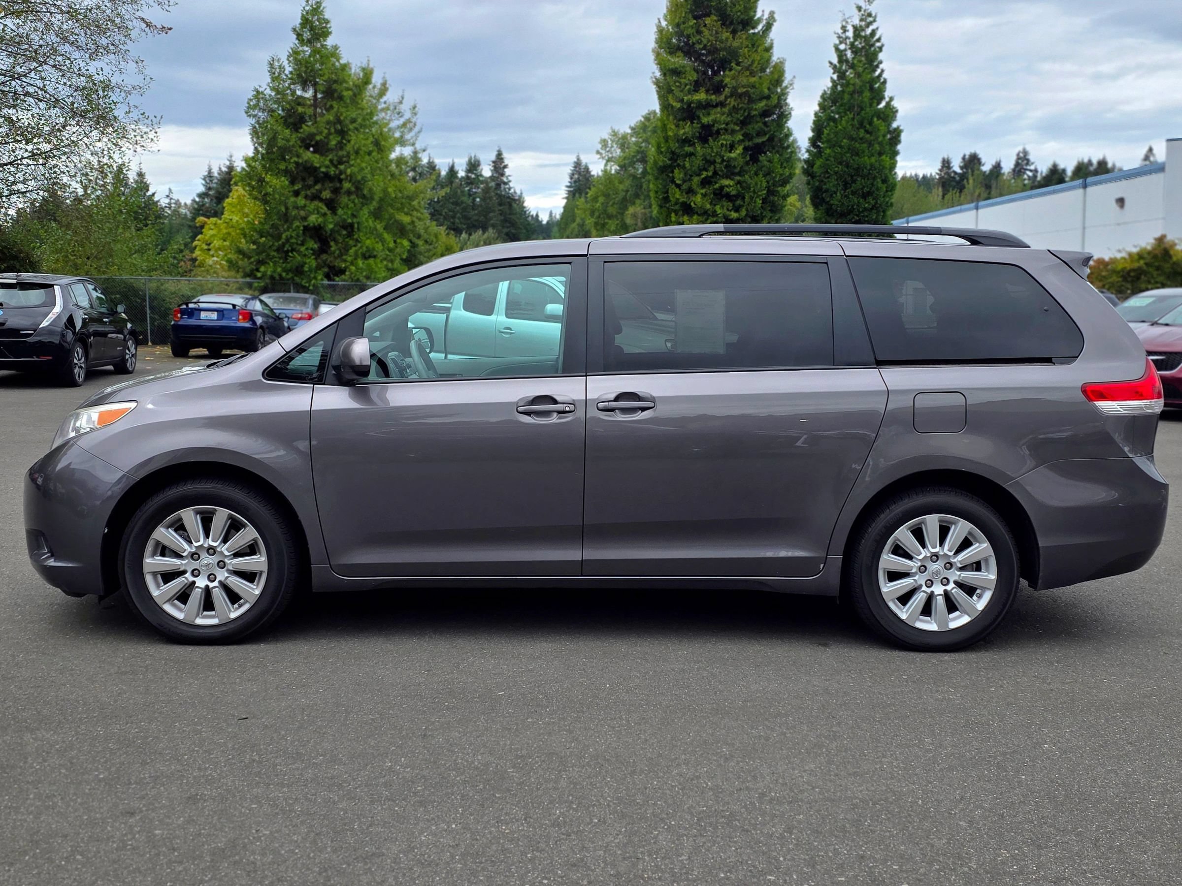 Used 2014 Toyota Sienna LE AWD/4WD image 7