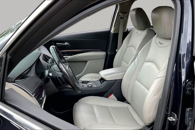 Used 2022 Cadillac XT4 Luxury w/ Cold Weather Package FWD image 15