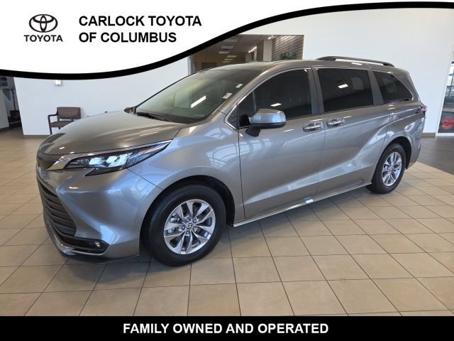 Used 2026 Toyota Sienna XLE FWD image 3
