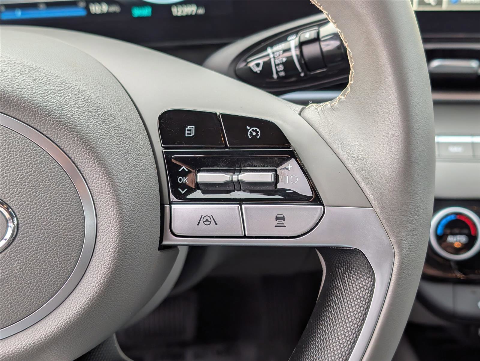 Used 2023 Hyundai Elantra SEL w/ Convenience Package image 20