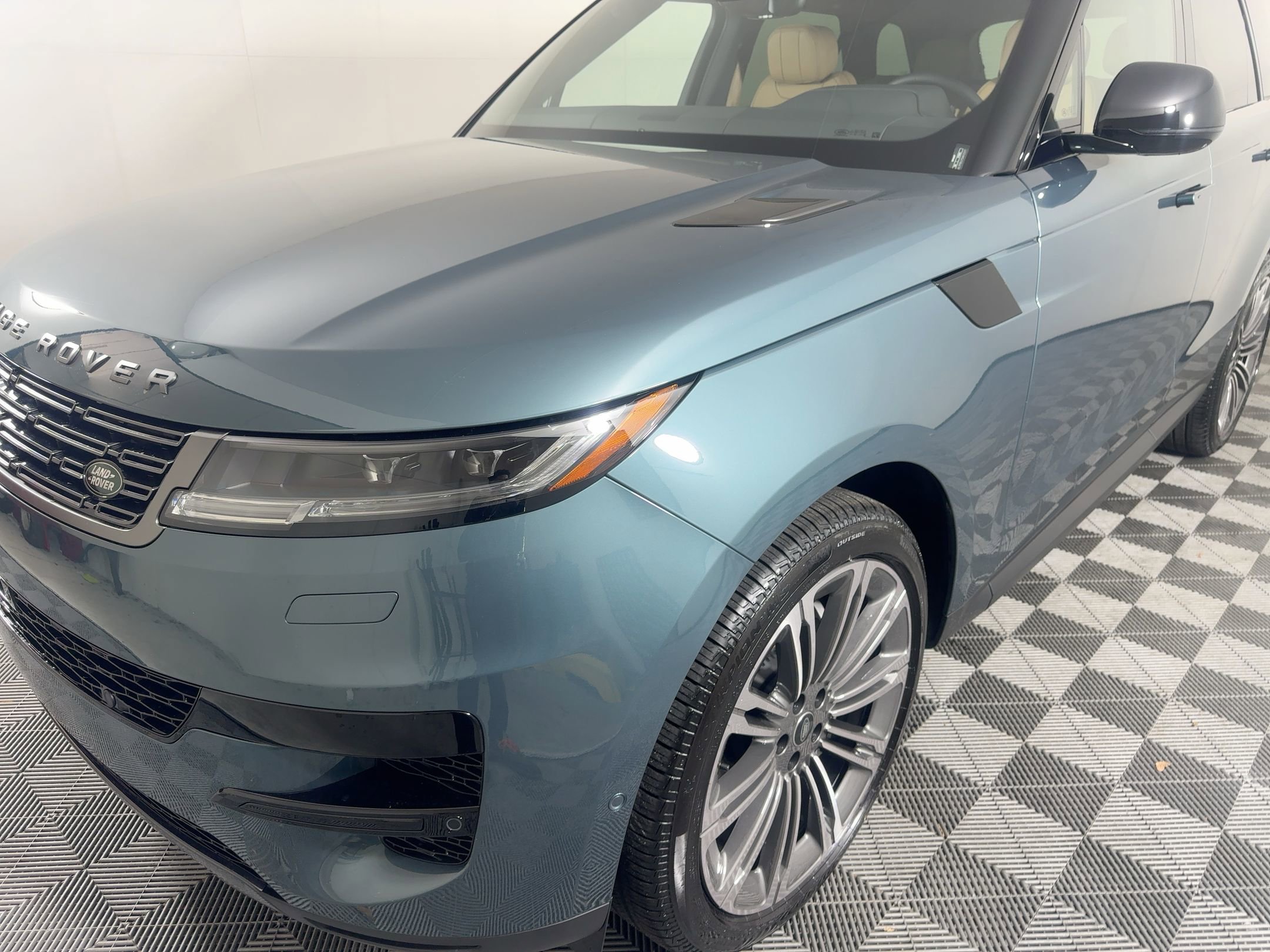 New 2025 Land Rover Range Rover Sport SE image 18