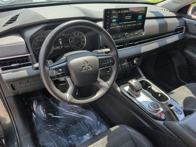 Used 2025 Mitsubishi Outlander SE FWD image 15