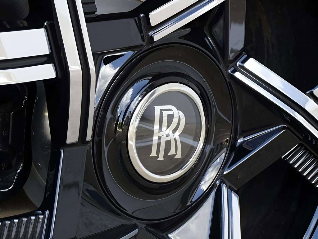 New 2025 Rolls-Royce Cullinan Black Badge image 10