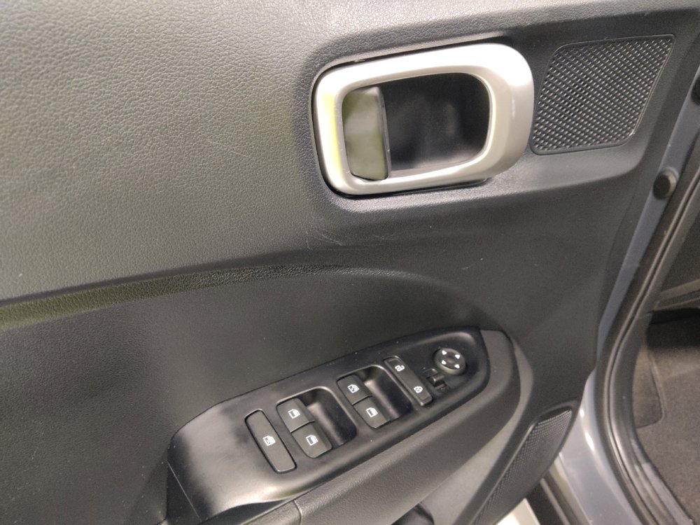 Used 2023 Hyundai Venue SEL FWD image 27