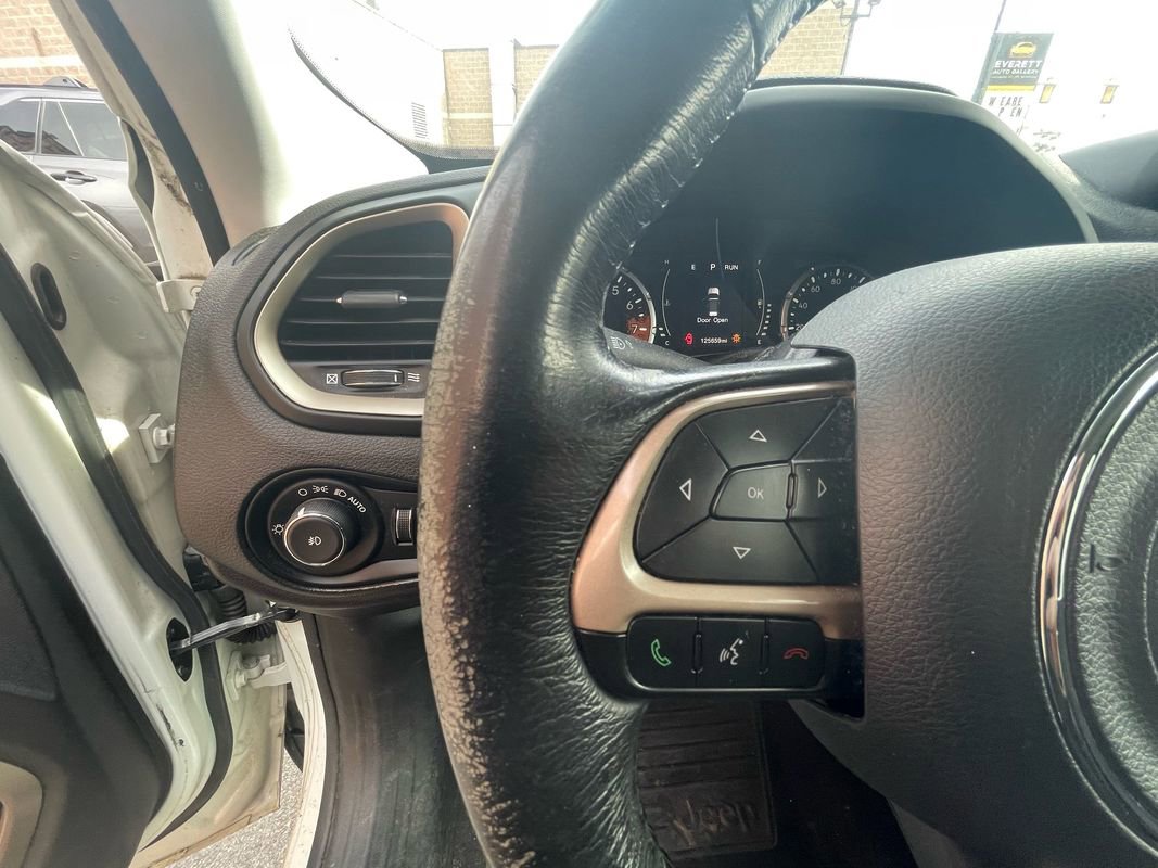 Used 2016 Jeep Renegade Latitude image 13