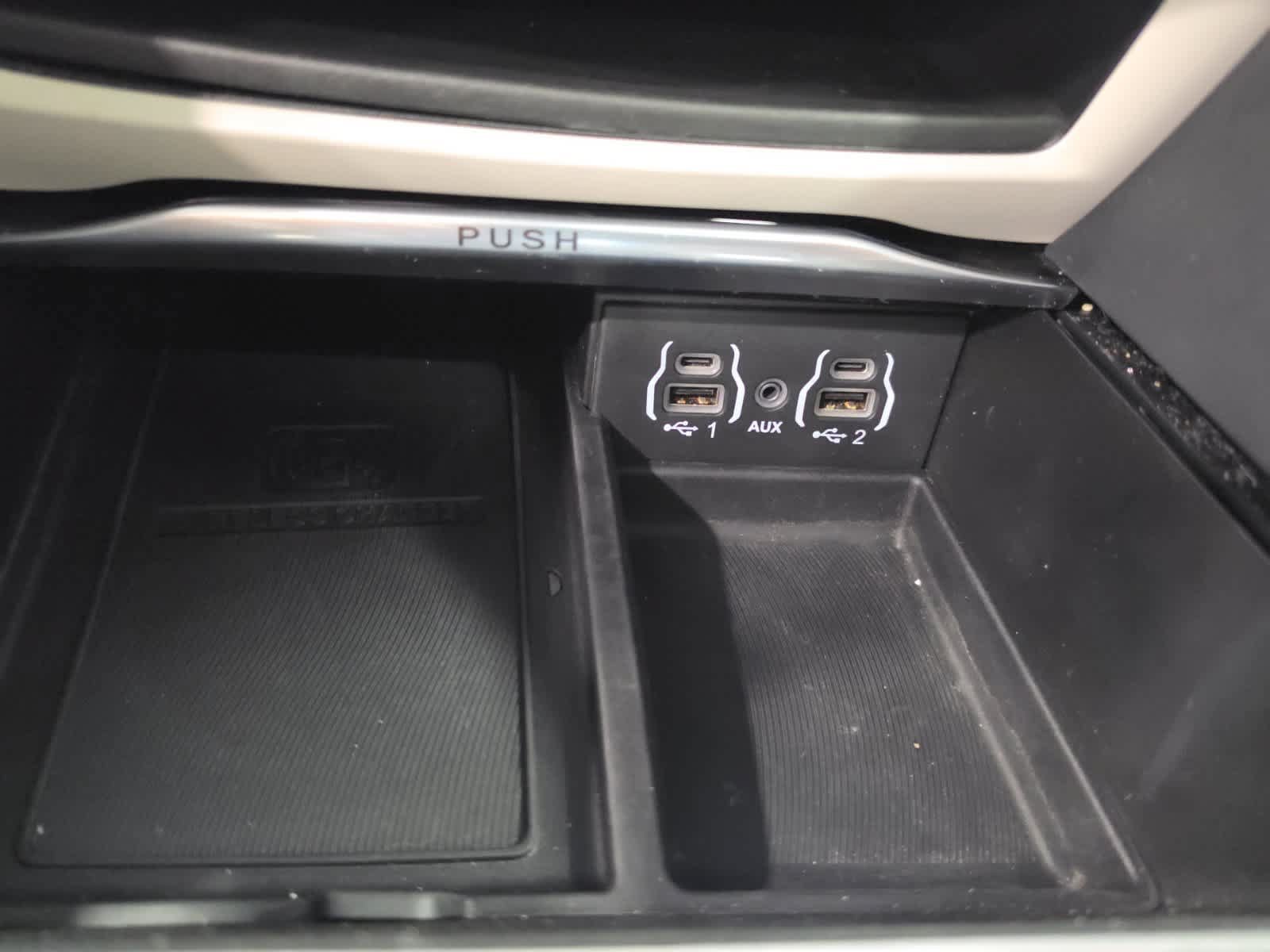 Used 2023 Chrysler Pacifica Limited FWD image 27