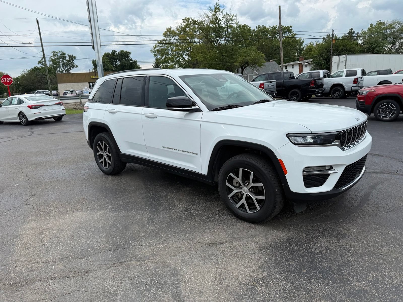 Used 2024 Jeep Grand Cherokee Limited AWD/4WD image 3