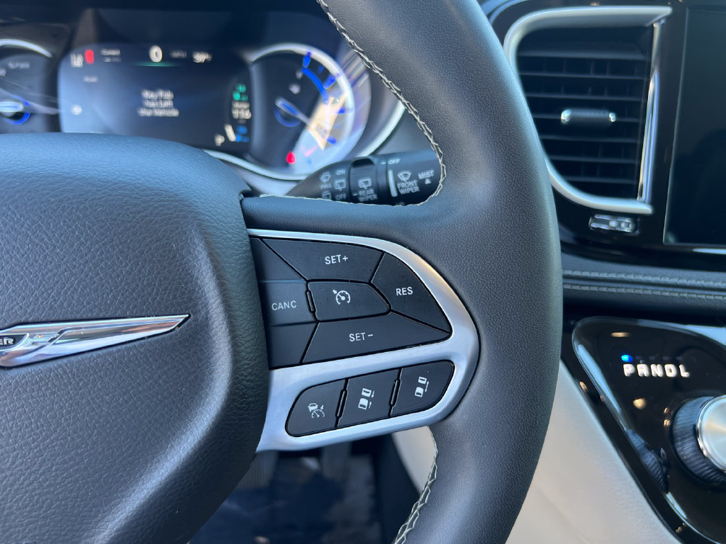 Used 2024 Chrysler Pacifica Limited FWD image 15