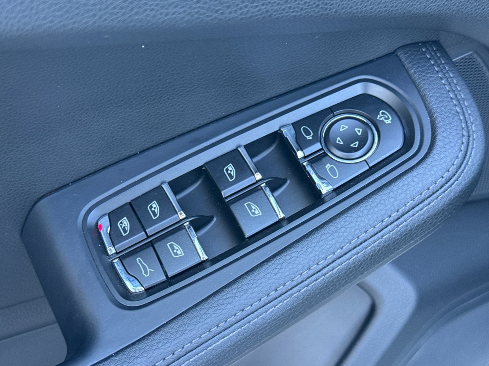 Certified 2026 Porsche Macan AWD/4WD image 13