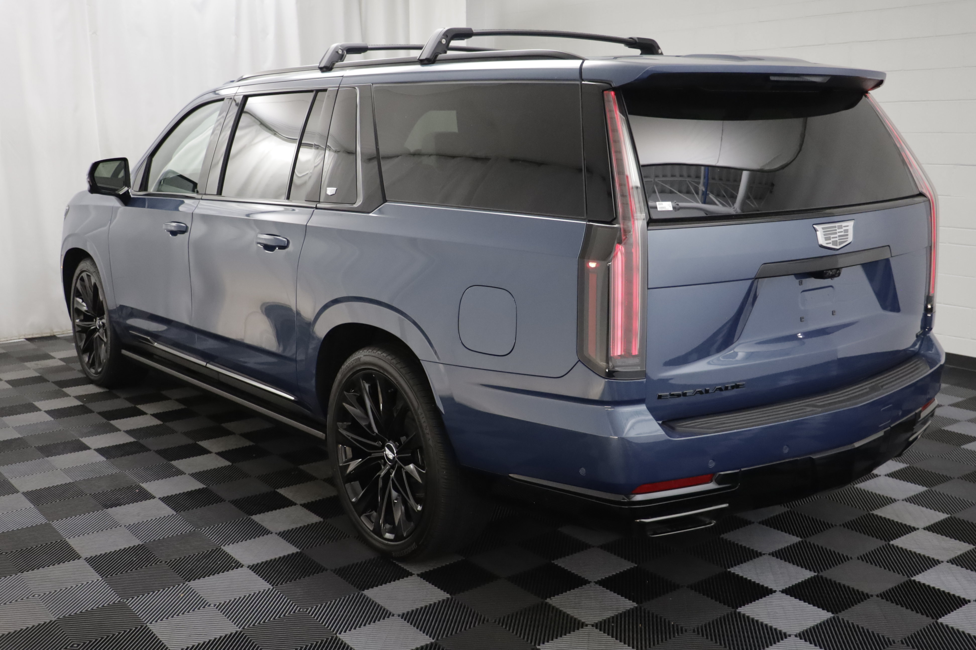 Used 2026 Cadillac Escalade ESV Platinum Sport w/ LPO, ONYX Package AWD/4WD image 22