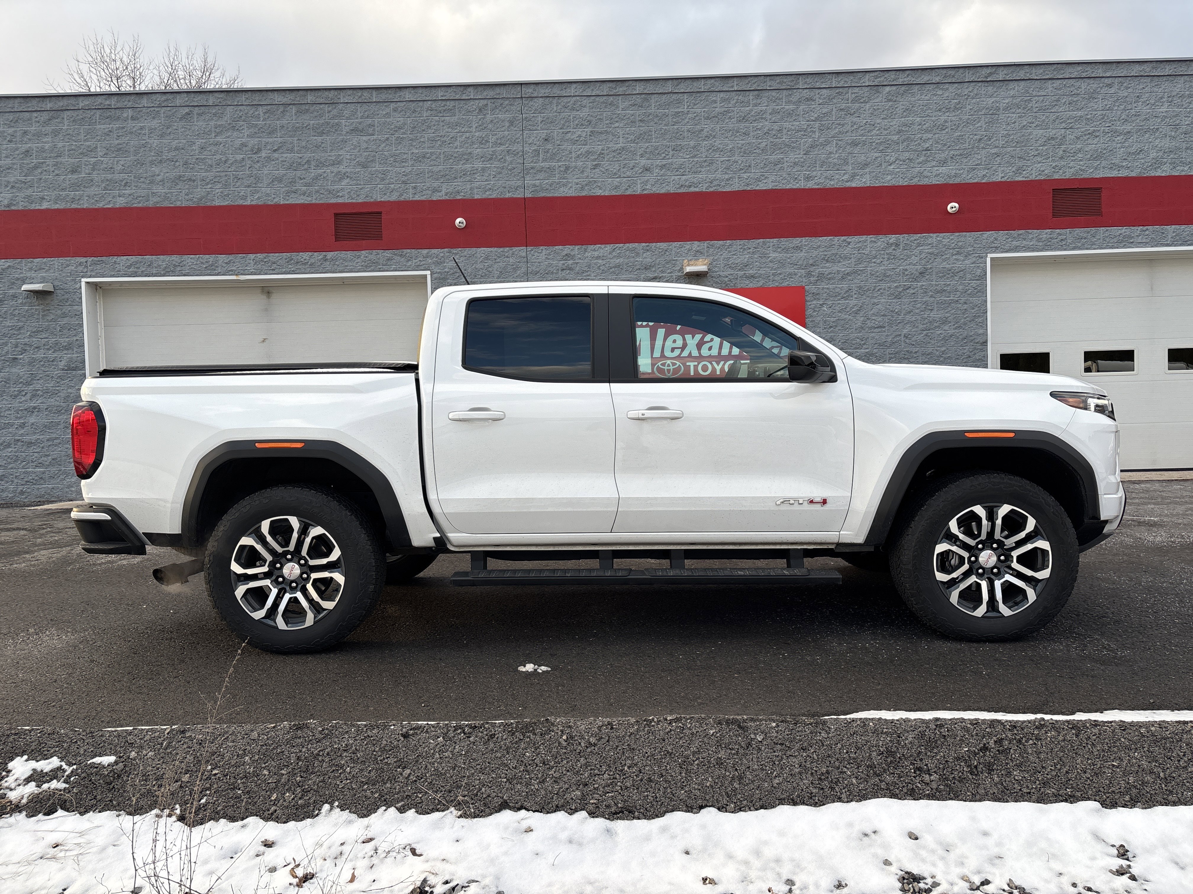 Used 2024 GMC Canyon AT4 image 2