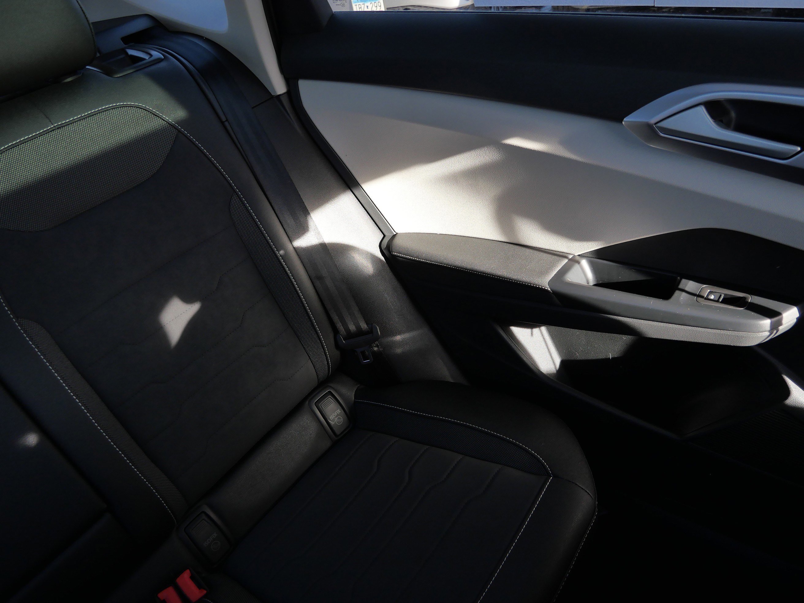 Certified 2025 Volkswagen Taos SE image 14