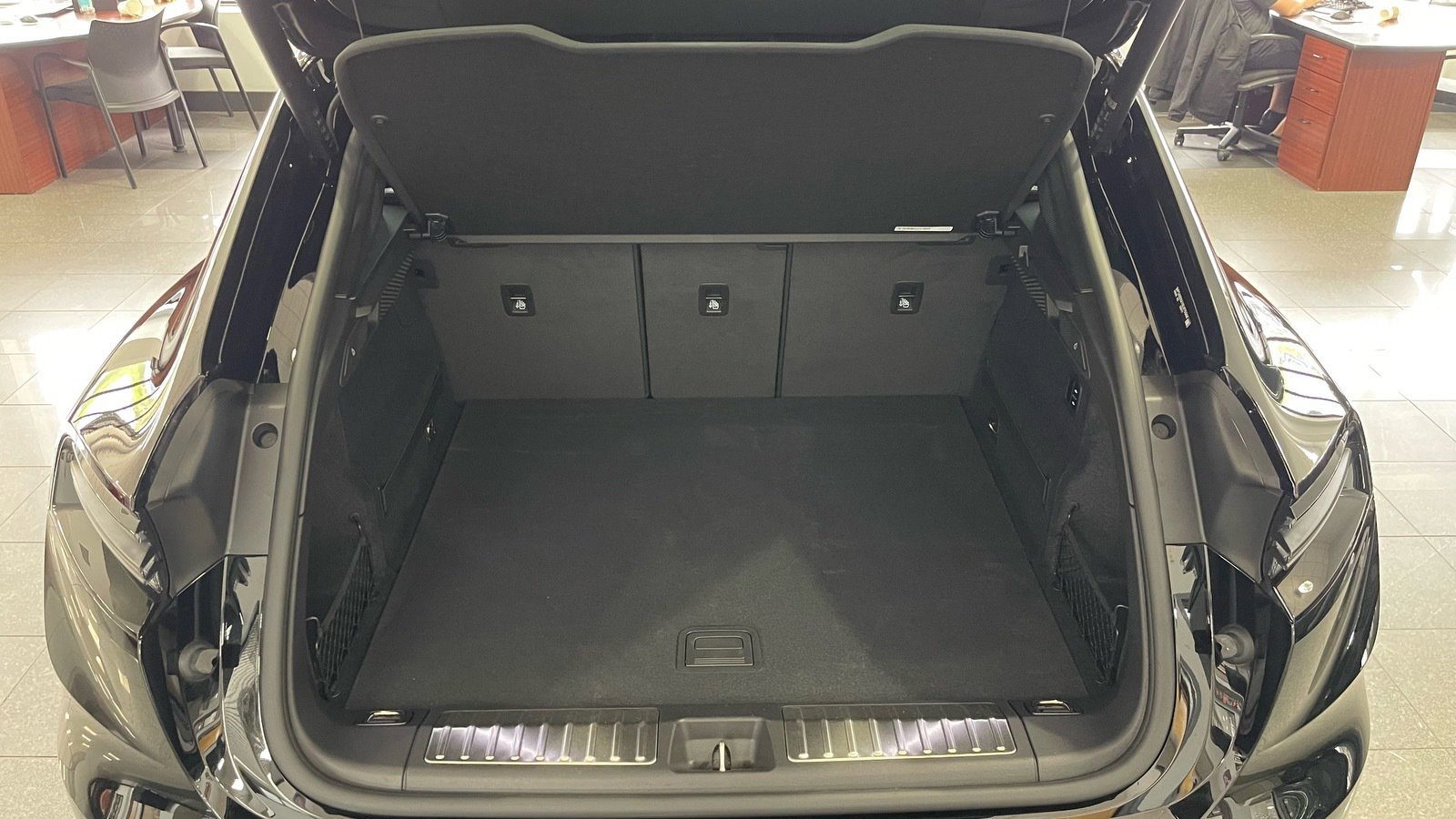 Used 2025 Porsche Macan Electric image 38