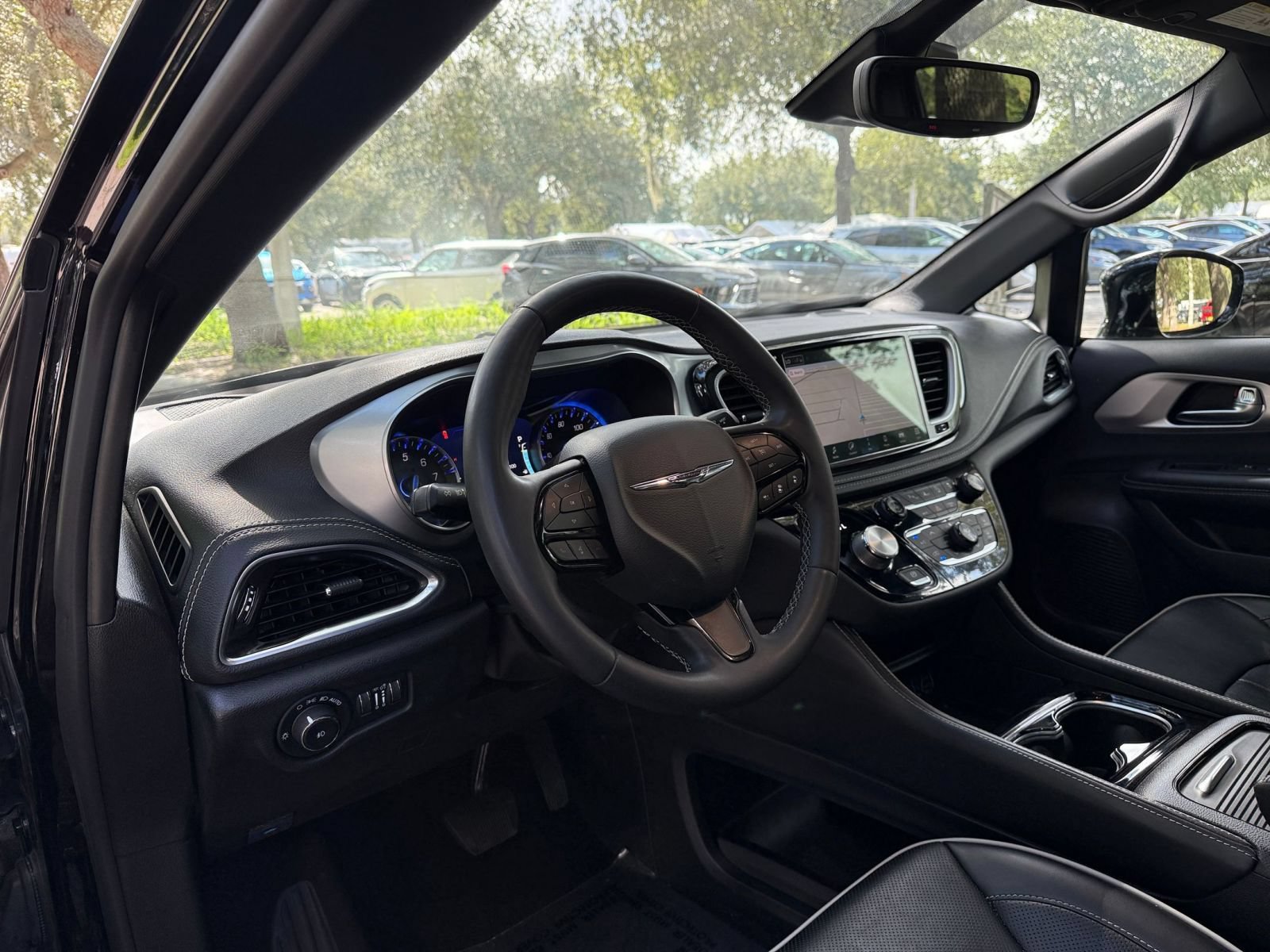 Used 2025 Chrysler Pacifica Limited FWD image 35
