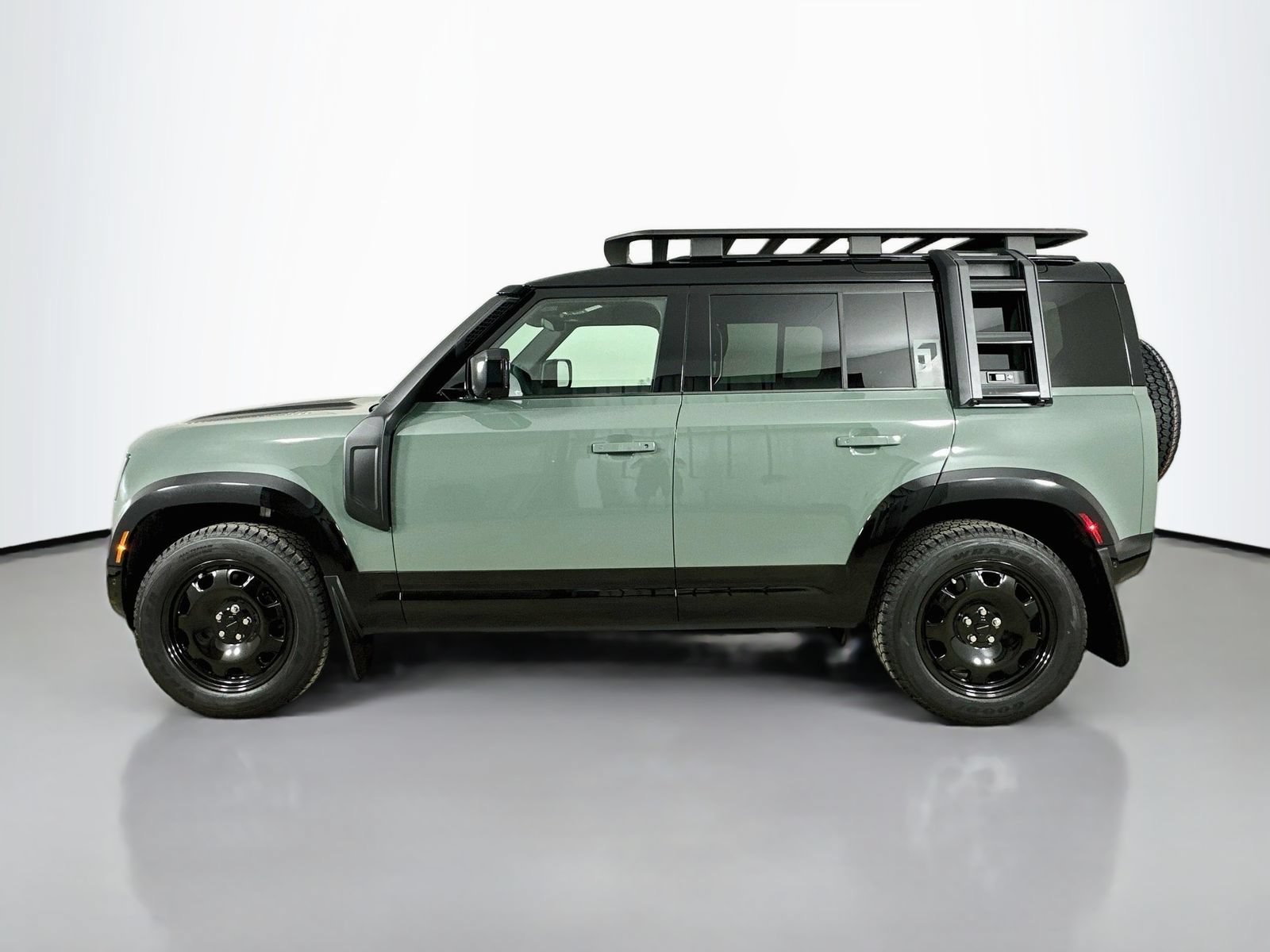 New 2026 Land Rover Defender 110 Trophy Edition AWD/4WD image 8