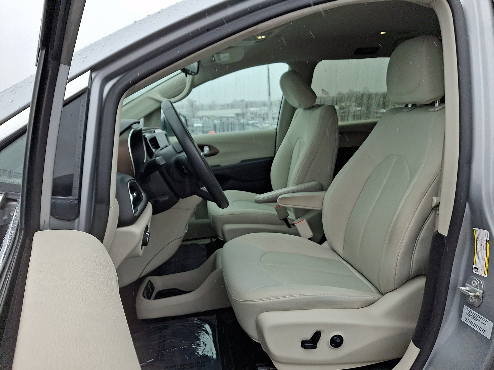 Used 2017 Chrysler Pacifica Touring w/ Tire & Wheel Group image 13