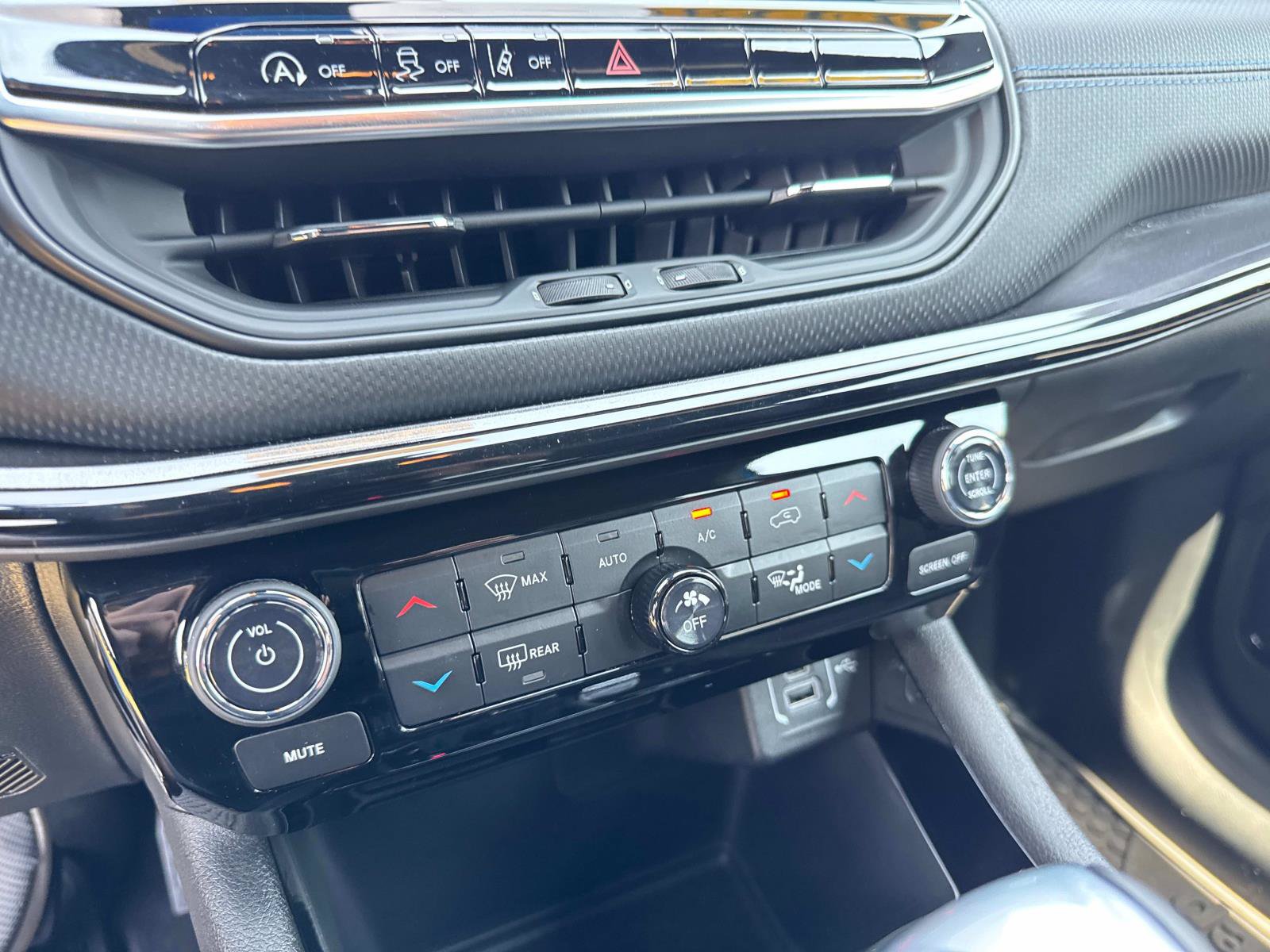 New 2026 Jeep Compass Latitude AWD/4WD image 23