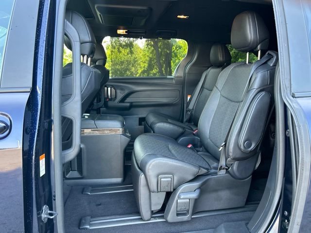 Used 2025 Toyota Sienna Platinum AWD/4WD image 33