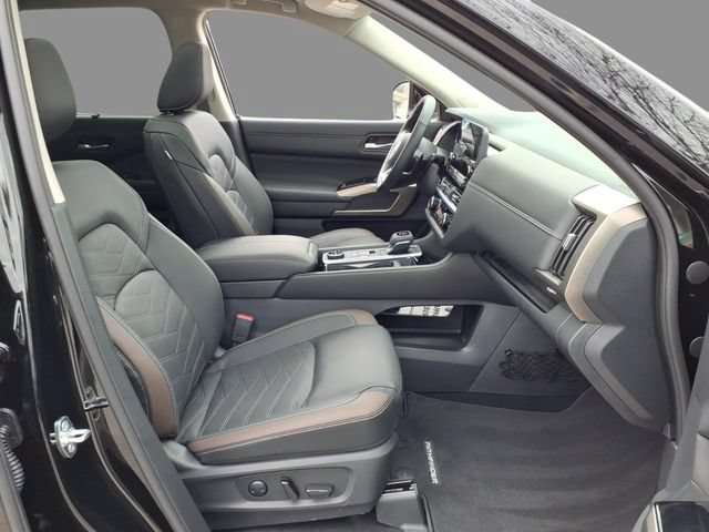 Certified 2025 Nissan Pathfinder Platinum w/ Black Appearance Package AWD/4WD image 12