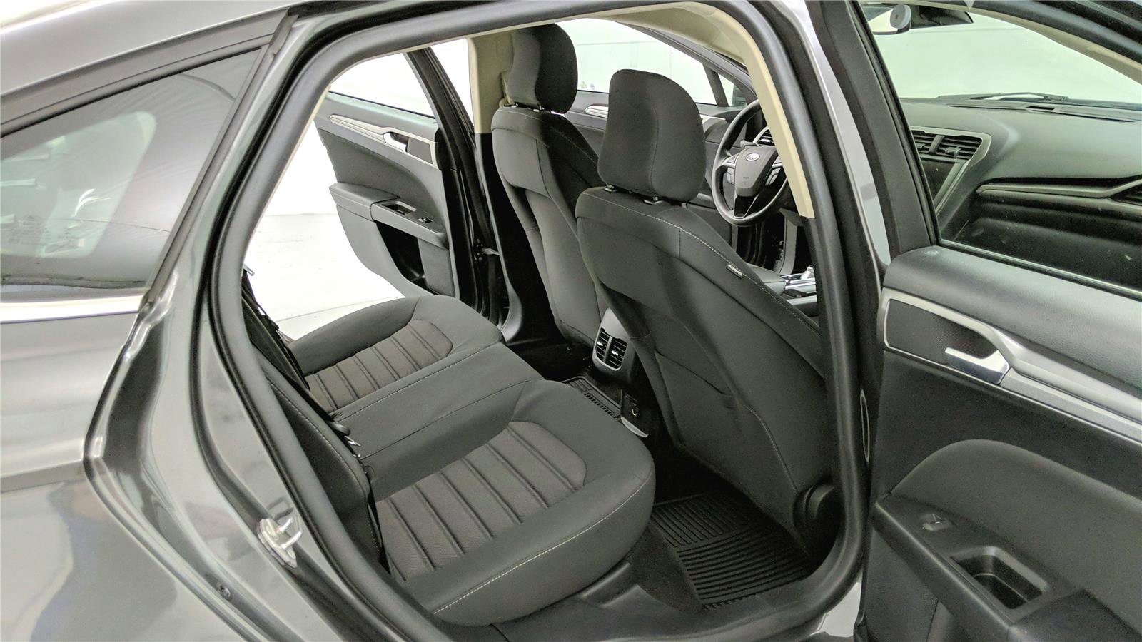 Used 2020 Ford Fusion SE image 24