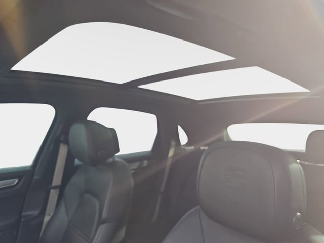 Used 2023 Porsche Cayenne Platinum Edition image 32