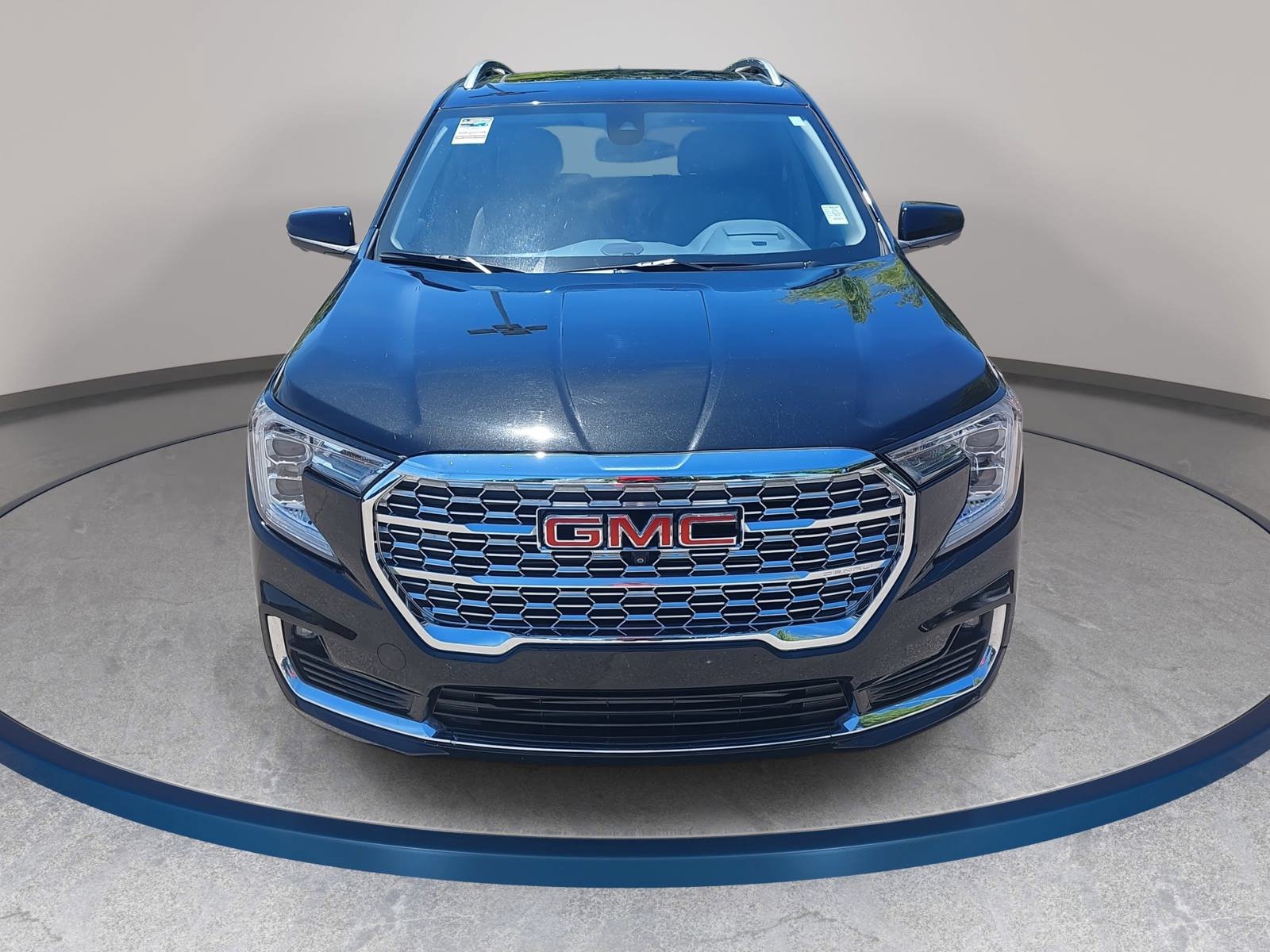 Used 2024 GMC Terrain Denali w/ Denali Premium Package AWD/4WD image 2