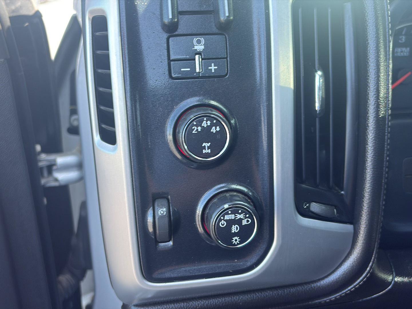 Used 2015 GMC Sierra 2500 SLE AWD/4WD image 13